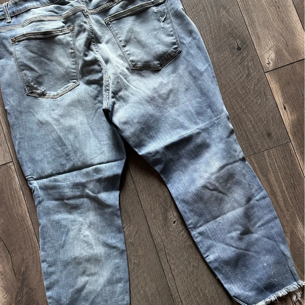 Judy Blue Plus Size Mid Rise Monroe Distressed Boyfriend Mom Jeans - Picture 7 of 8